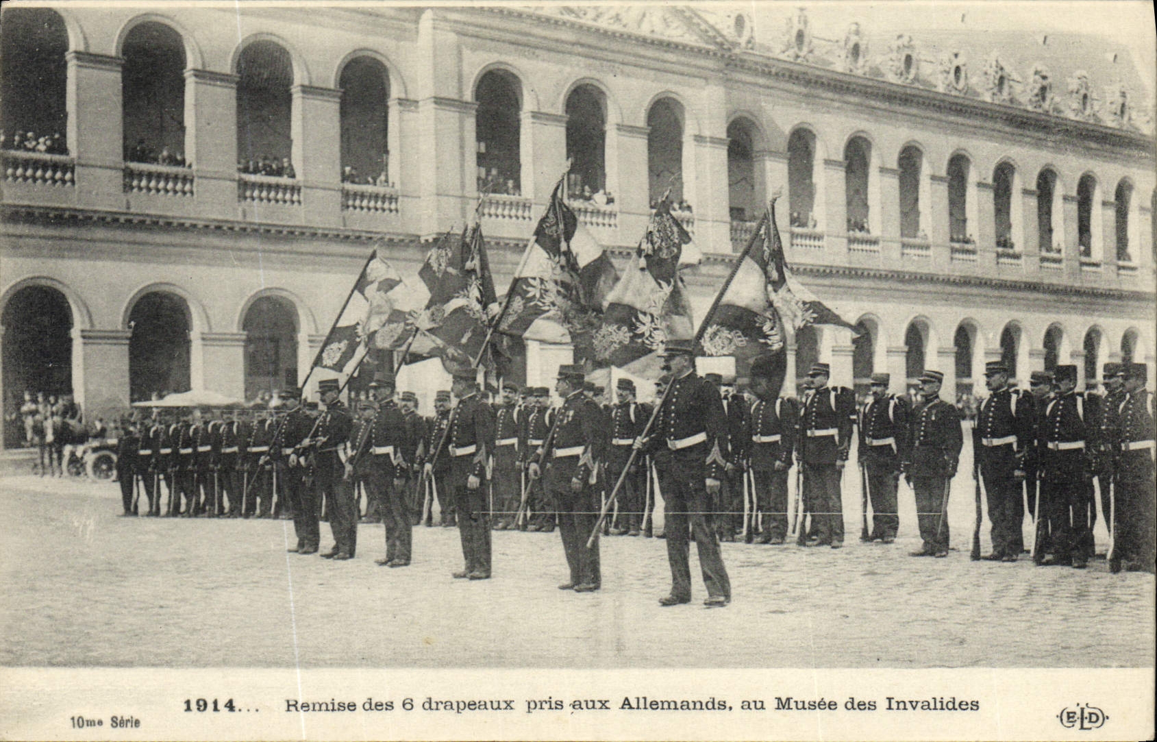 CPA Militaria Remise des 6 drapeaux pris aux Allemands au Musee des Invalides