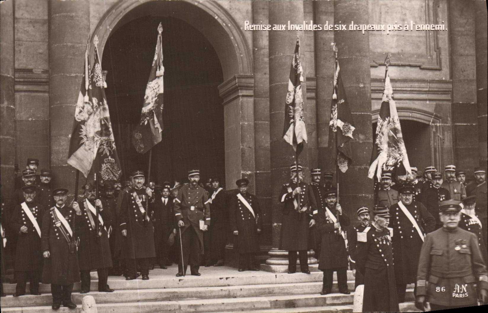 CPA Militaria Paris Remise aux Invalides de six drapeaux pris a l'ennemi