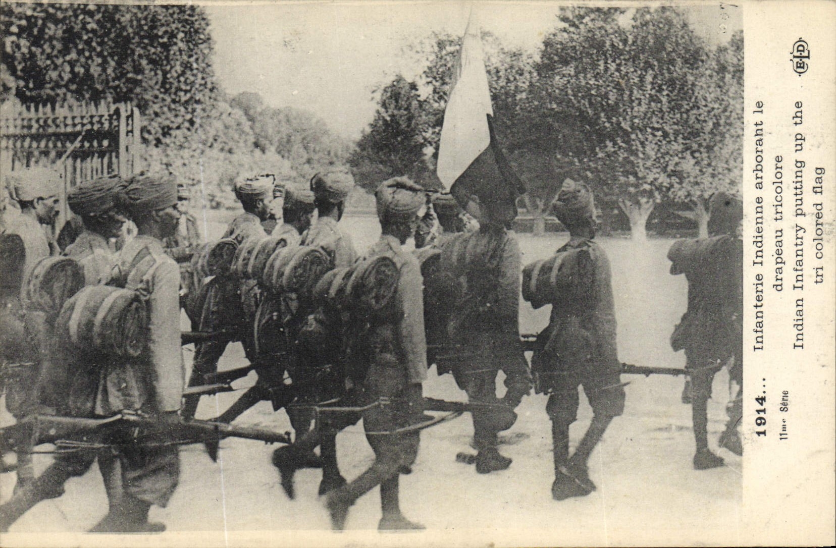 Infantería india de Militaria de la POSTAL de la VENDIMIA que levanta el tricolor