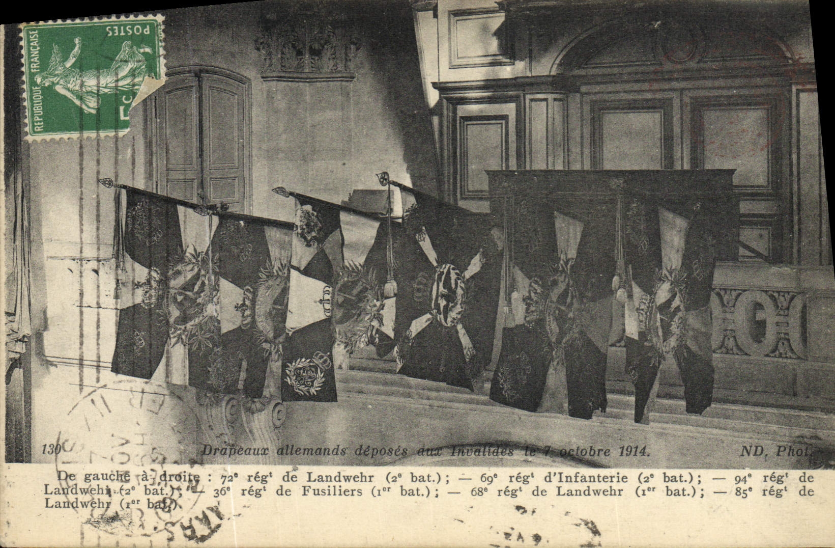 CPA Militaria Drapeaux allemands deposes aux Invalides