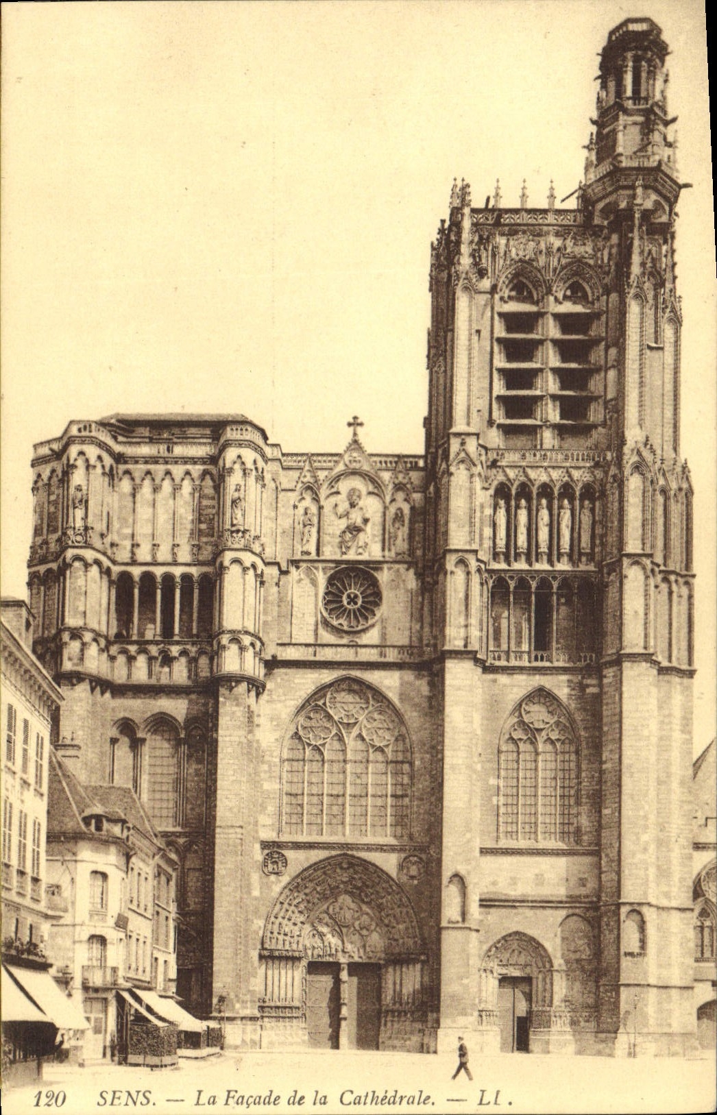 CPA Sens La facade de la Cathedrale