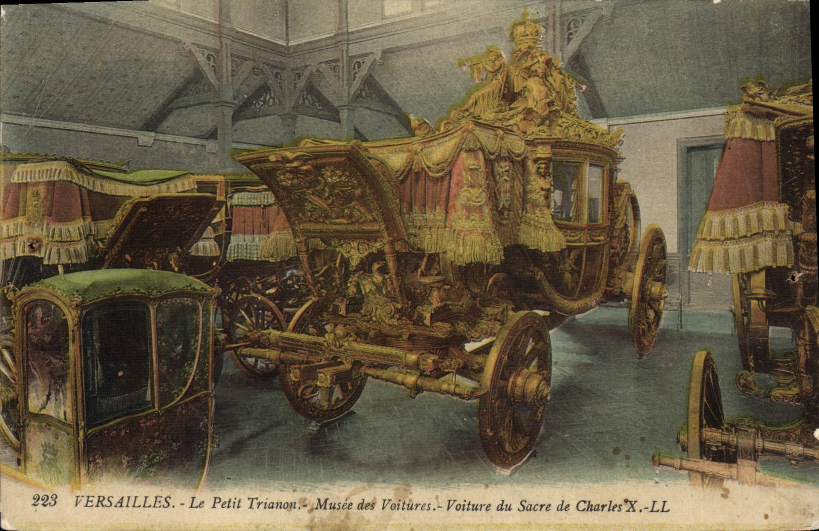 CPA Versailles Le Petit Trianon Musee des Voitures Voiture du sacre de Charles X