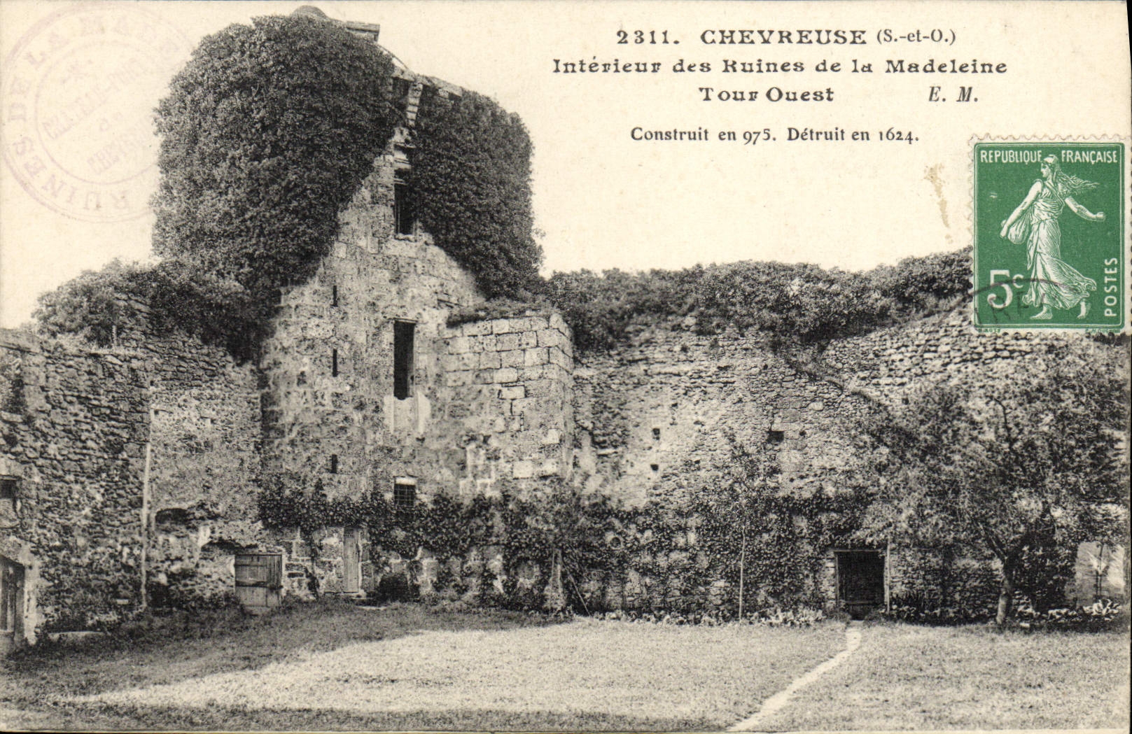 CPA Vallee De Chevreuse Interieur des Ruines de la Madeleine Tour Ouest