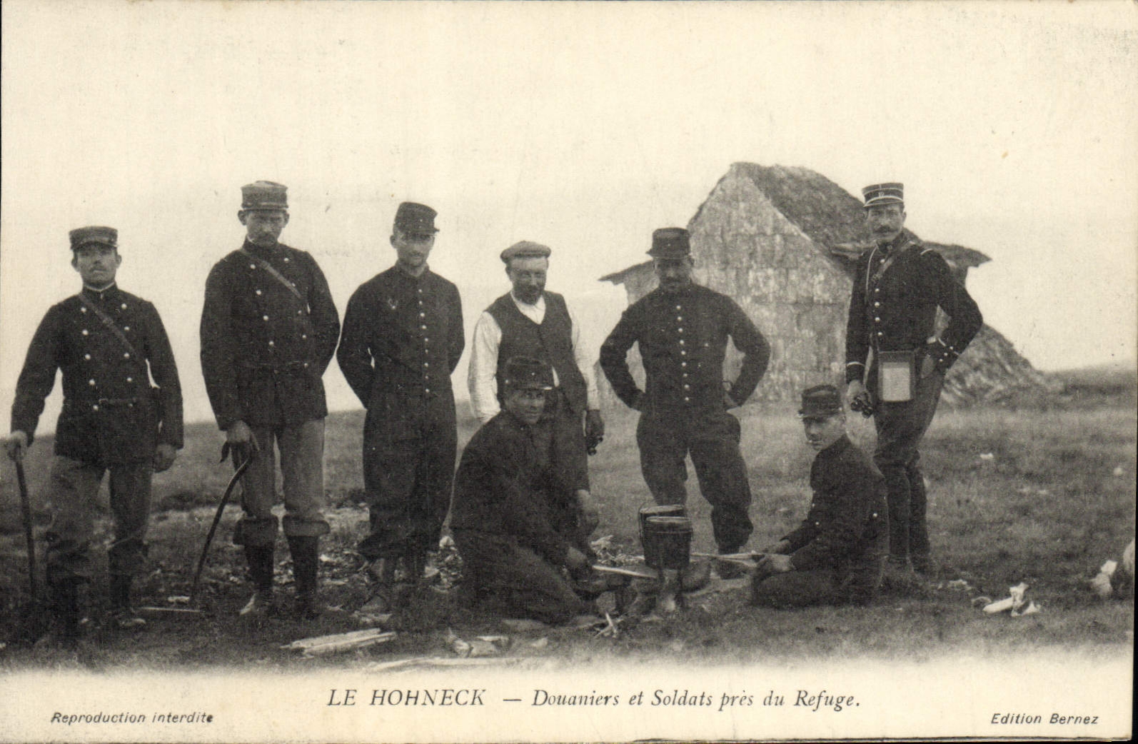 Oficiales y soldados de aduanas de Hohneck de las aduanas de la POSTAL de la VENDIMIA cerca del refugio