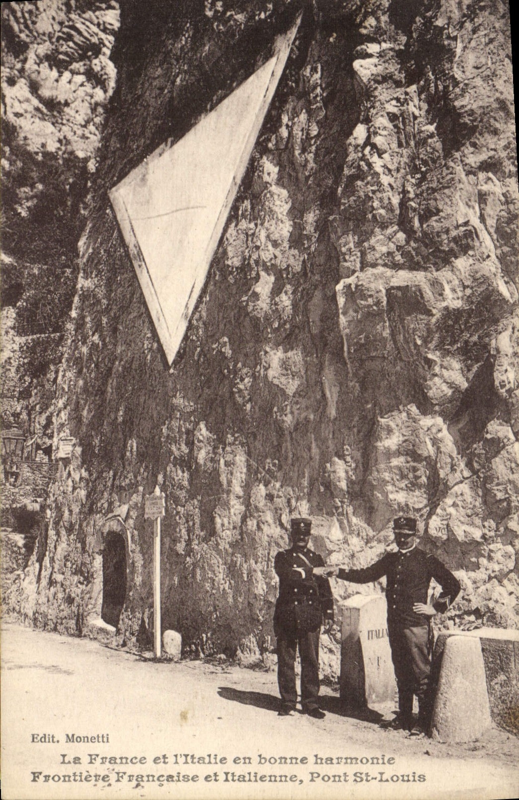 CPA Douanes La France et l'Italie en bonne harmonie Frontiere Francaise et italienne Pont Saint Louis 