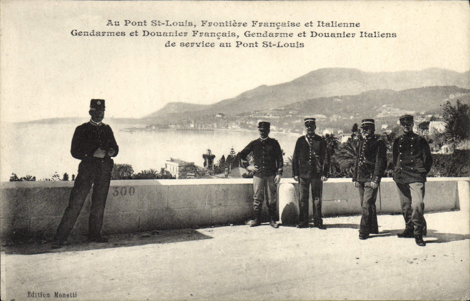 Las aduanas de la POSTAL de la VENDIMIA tienden un puente sobre a los gendarmes franceses e italianos de St. Louis de la frontera y al gendarme del oficial de aduanas y a oficial de aduanas italianos franceses