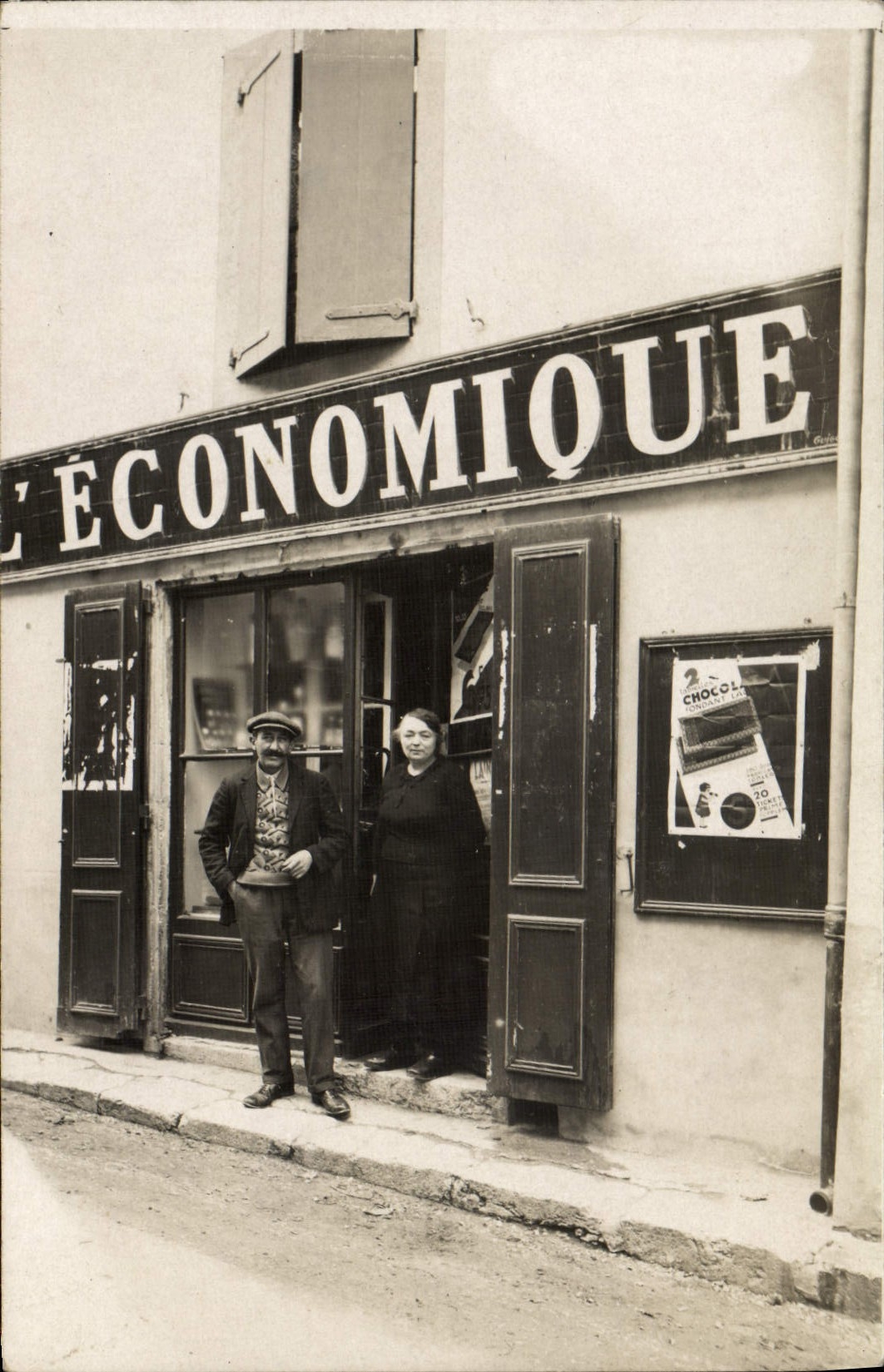 CARTE PHOTO Cafe Madeleine et Emile Coynet