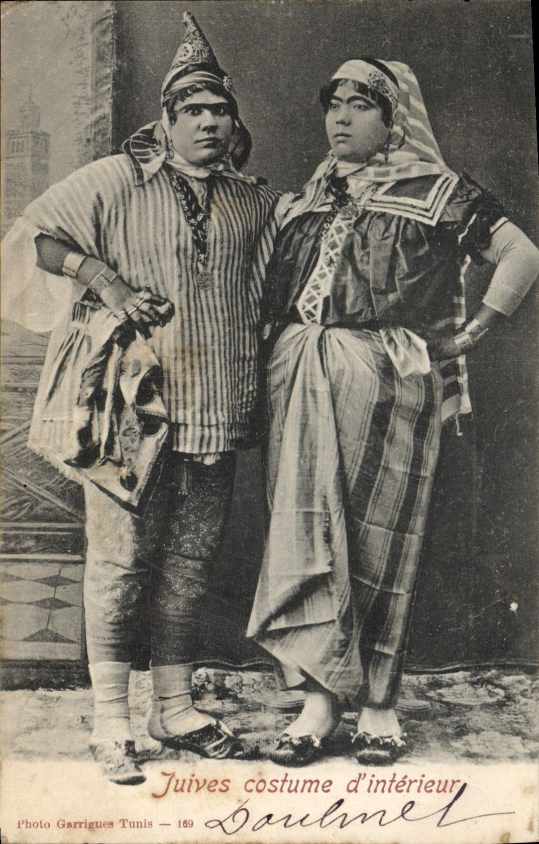 VINTAGE POSTCARD Jewish Judaica Judaïca Jewish costume of interior