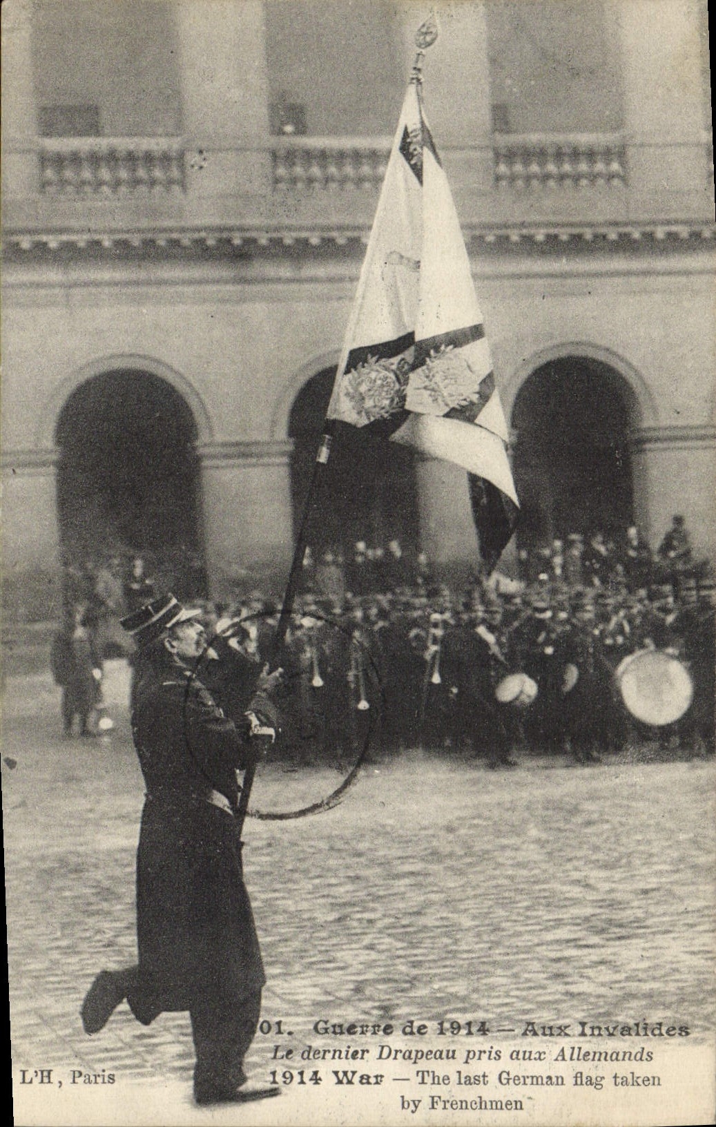 CPA Militaria Aux Invalides Paris Le dernier drapeau pris aux Allemands