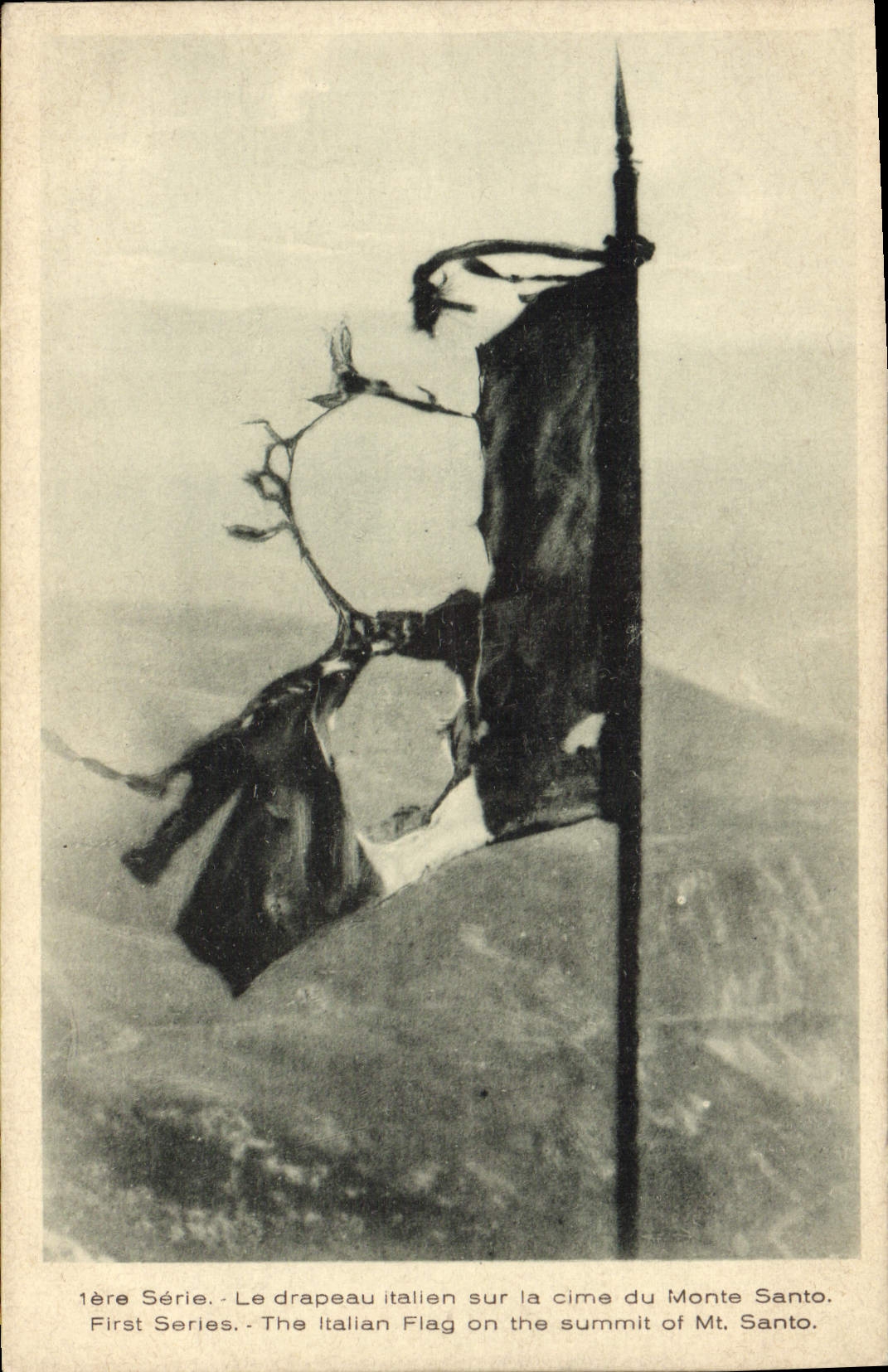 VINTAGE POSTCARD Militaria the Italian flag on alc ime of Assembles Santo