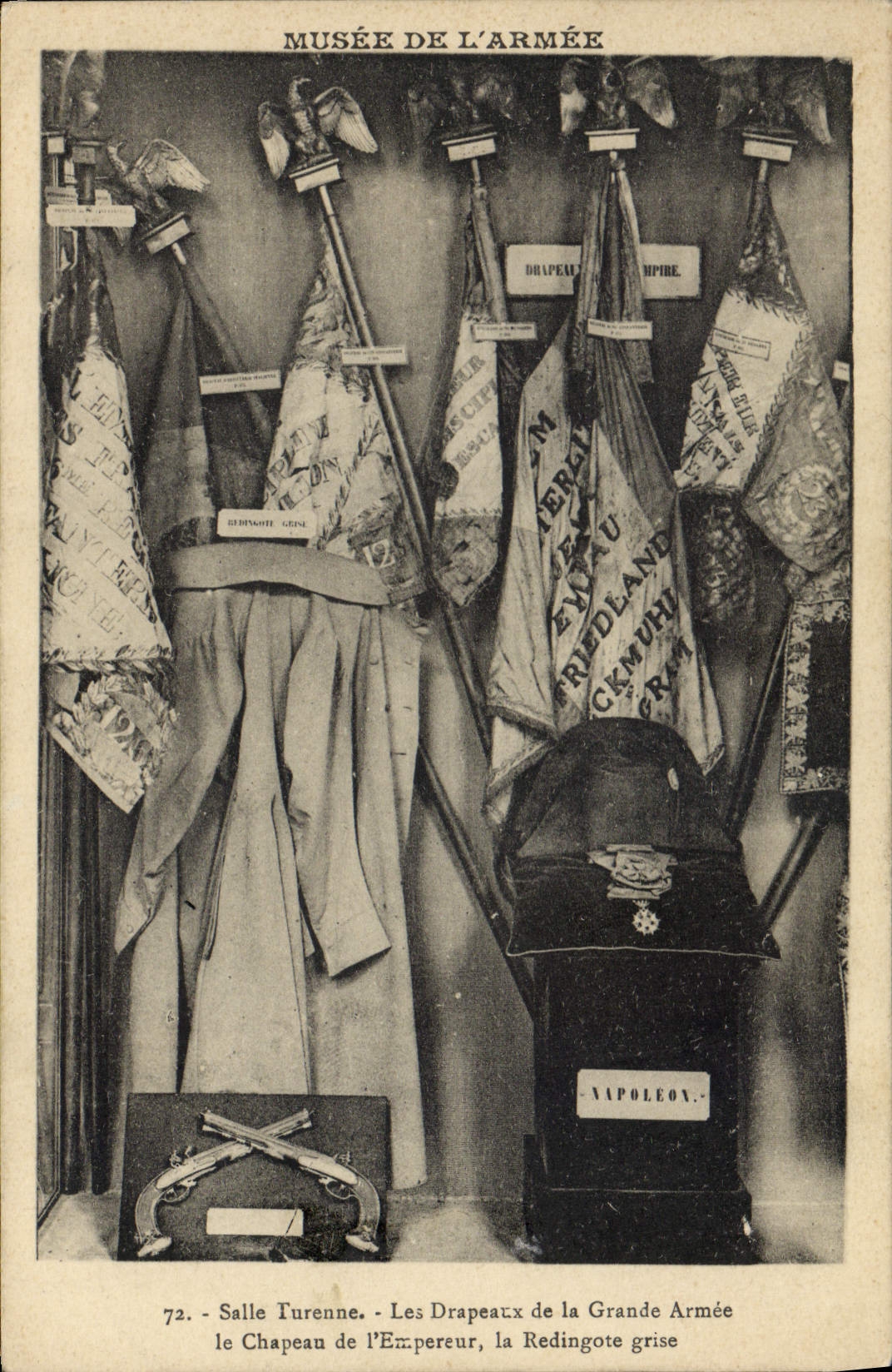 CPA Militaria Musee de l'armee Paris Salle Turenne Les drapeaux de la Grande Armee Le chapeau de l'empereur La redingote