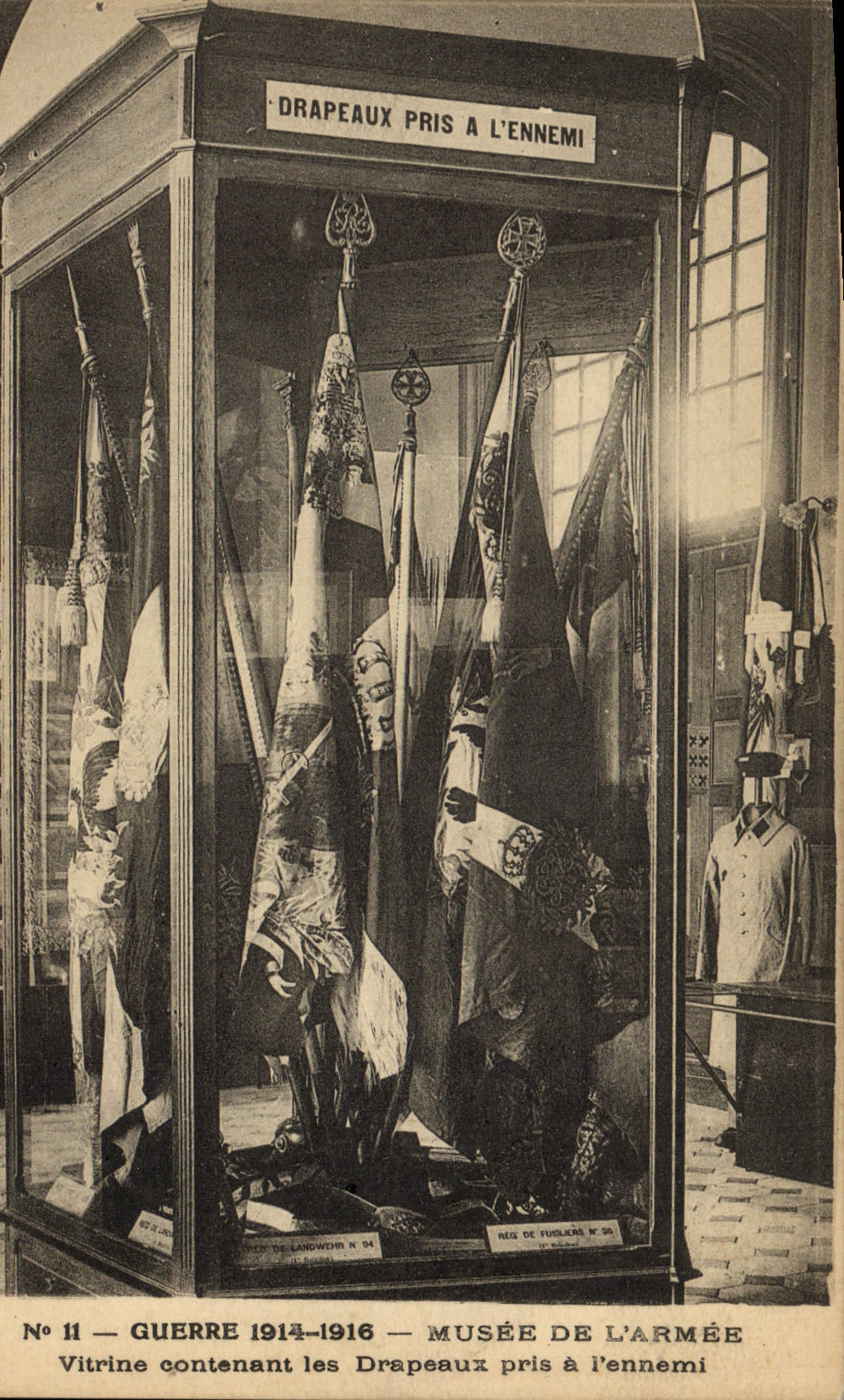 CPA Militaria Paris Musee de l'armee Vitrine contenant les drapeaux pris a l'ennemi 