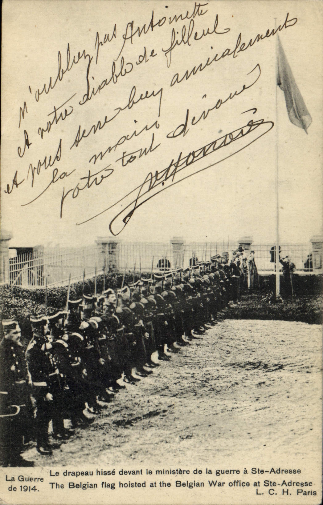 CPA Militaria Le drapeau hisse devant le ministere de la guerre a Ste ADresse 