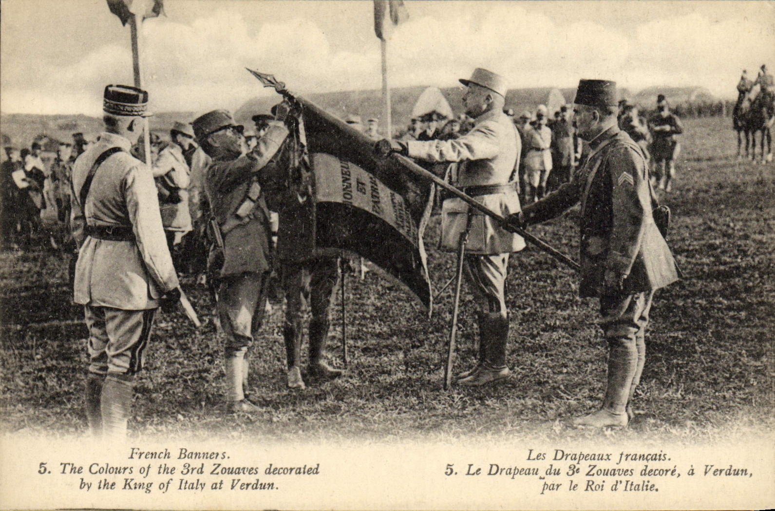 CPA Militaria Les drapeaux francais 3eme zouaves decore a Verdun par le roi d'Italie
