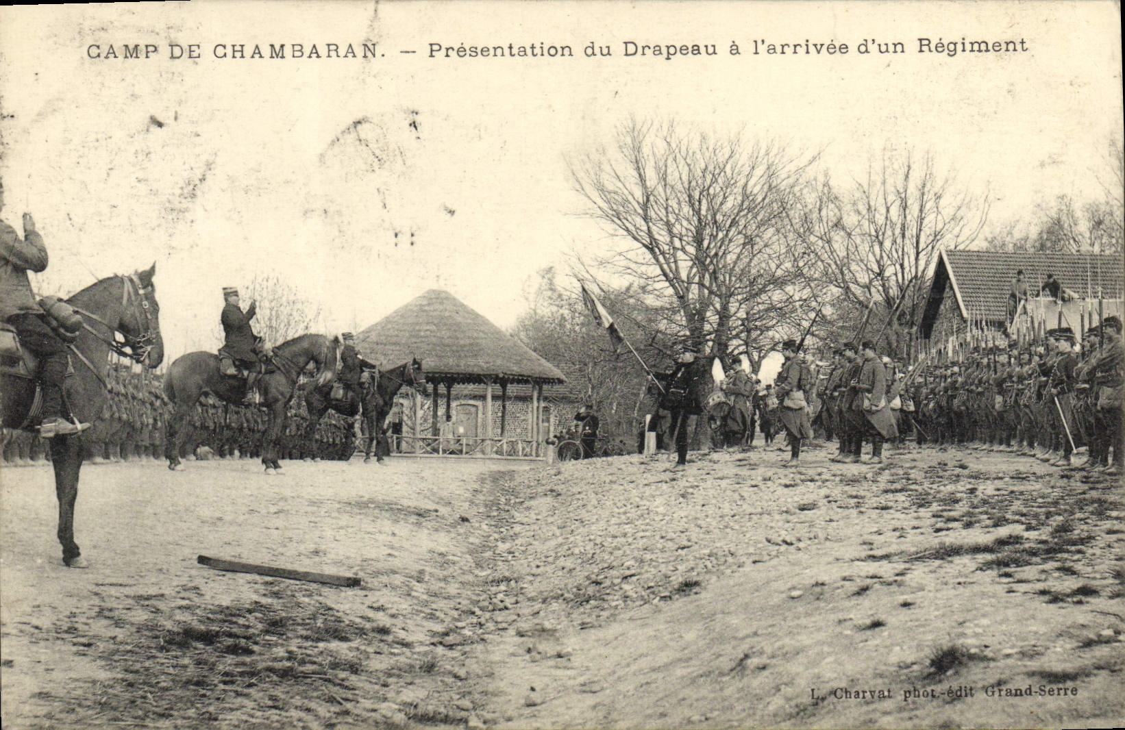 CPA Militaria Camp de Chambaran Presentation du drapeau a l'arrivee d'un regiment 