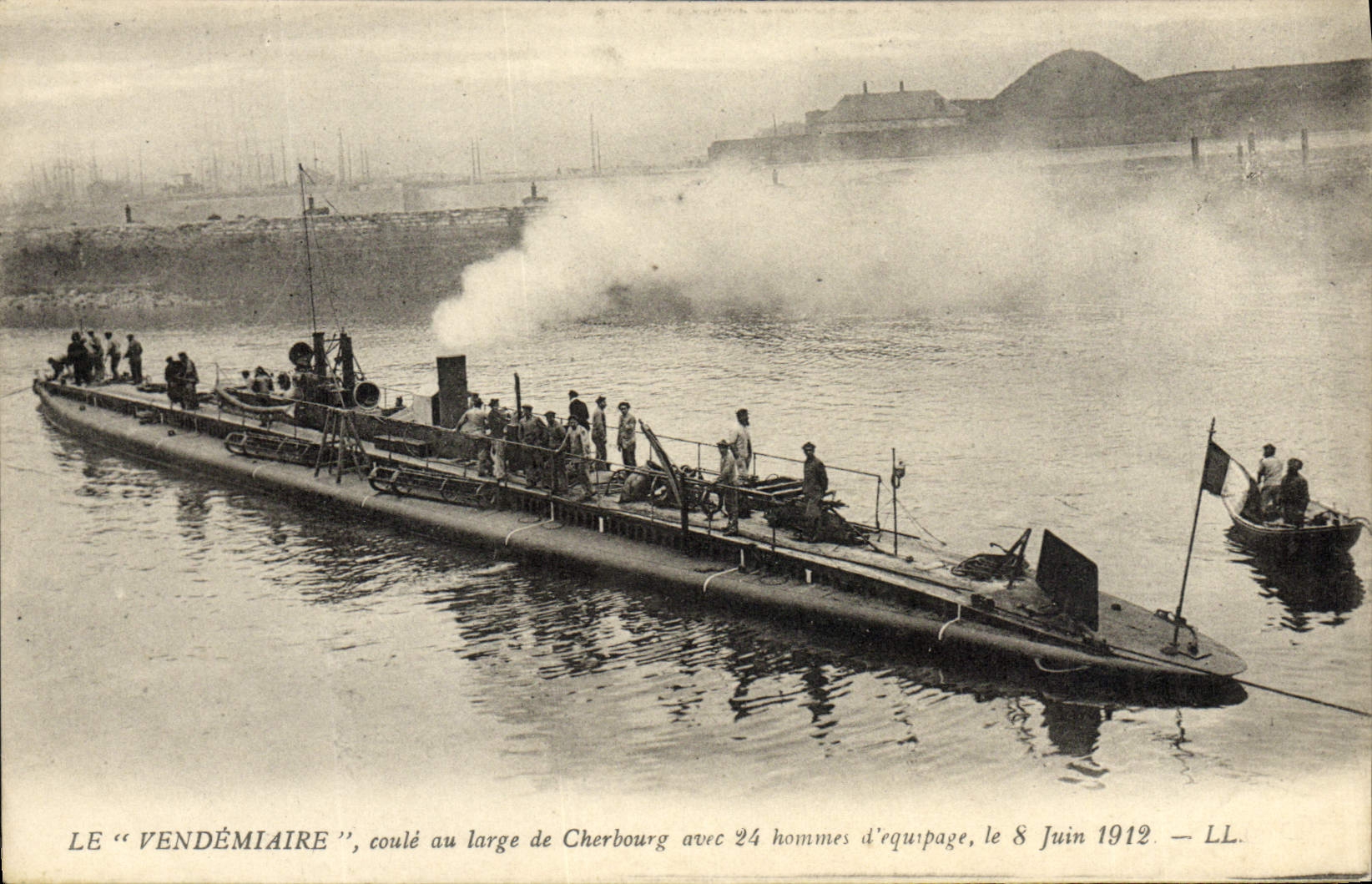 VINTAGE POSTCARD Bateau Underwater Submarine Vendemiaire runs off Cherbourg