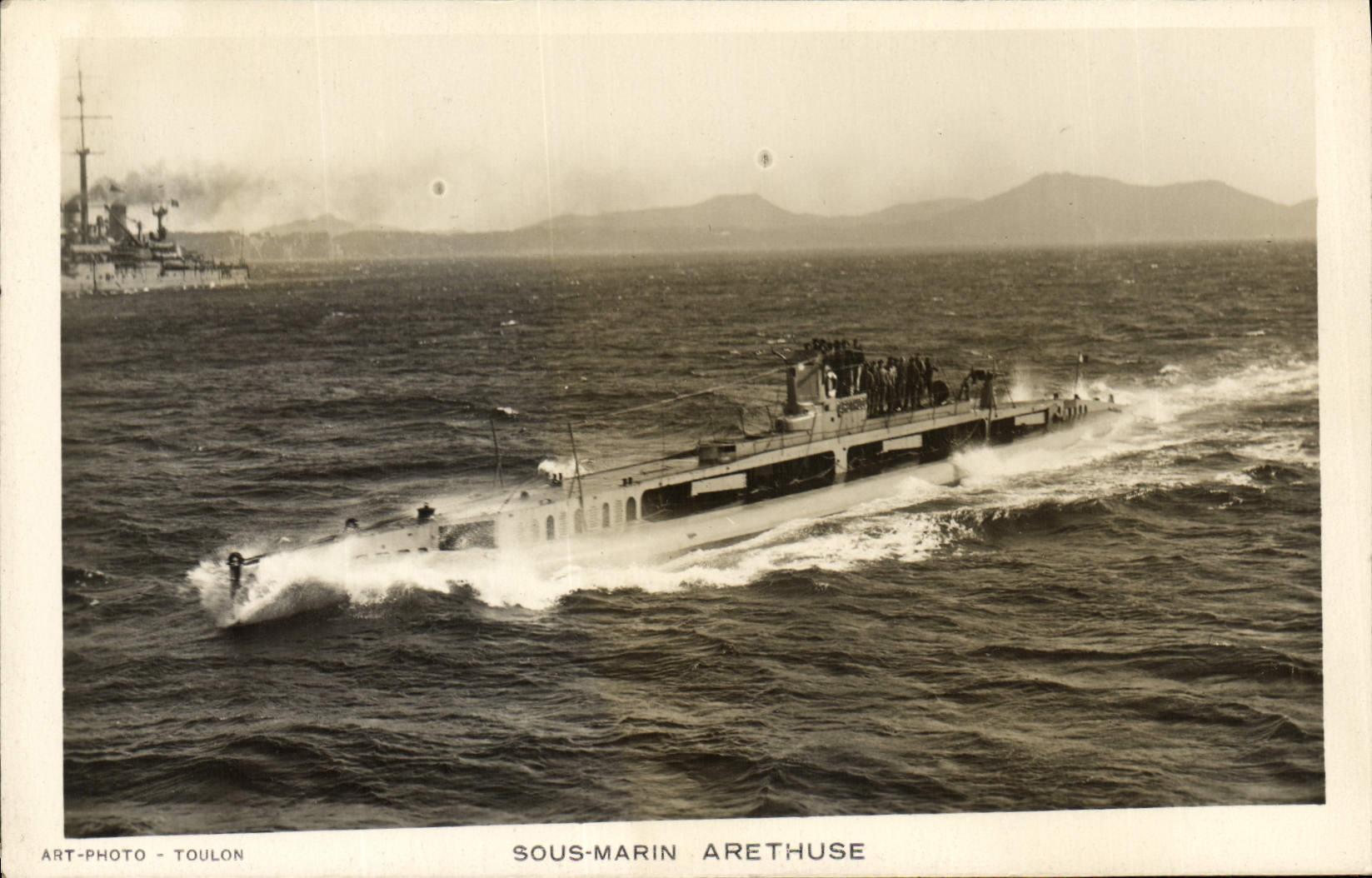 VINTAGE POSTCARD Boat Underwater Submarine Artethuse