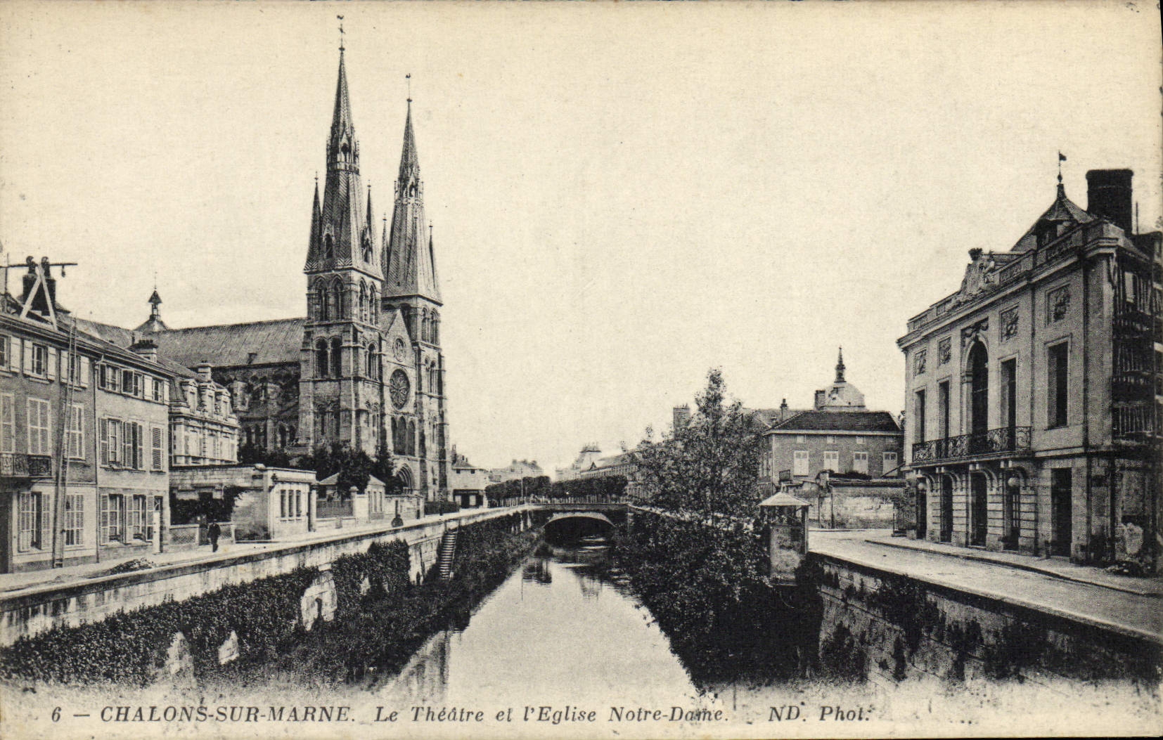 VINTAGE POSTCARD Trawl-nets on the Marne the Theater and the Notre Dame church