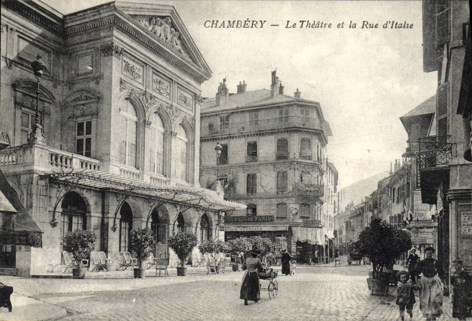 CPA Chambery Le Theatre et la rue d'Italie 