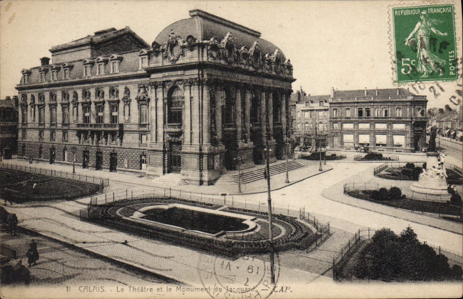 CPA Calais Le Theatre et le monument de Jacquard