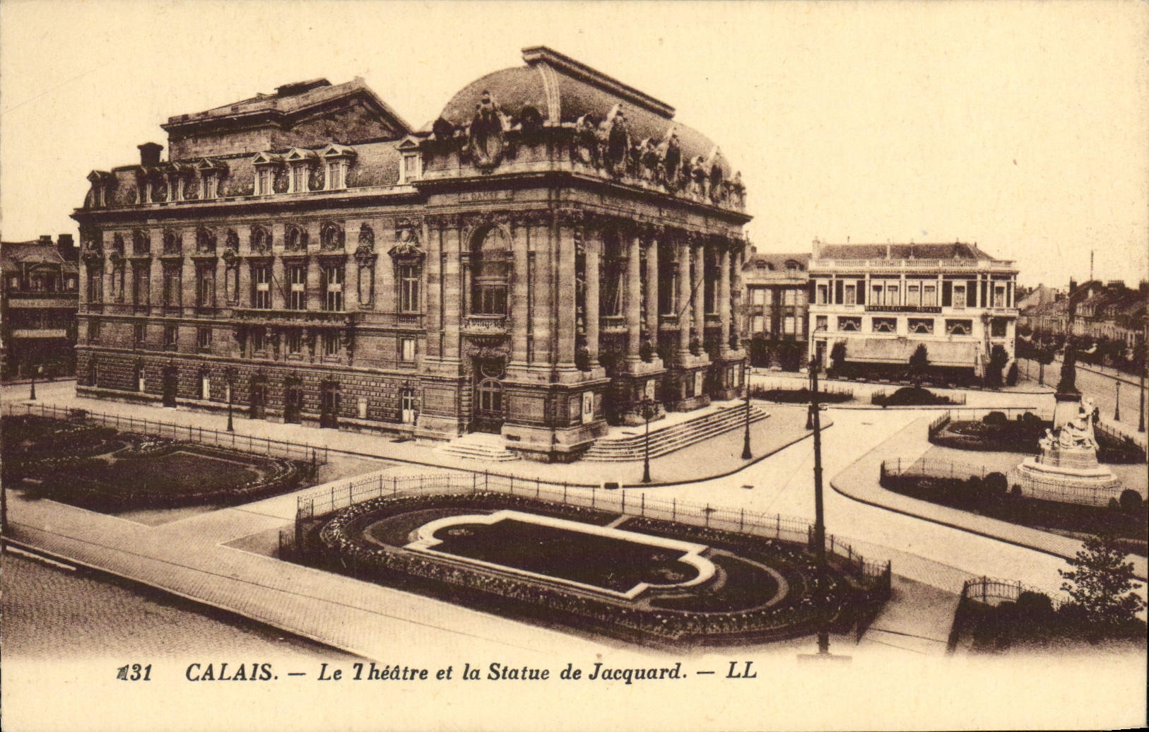 CPA Calais Le Theatre et la statue de Jacquard