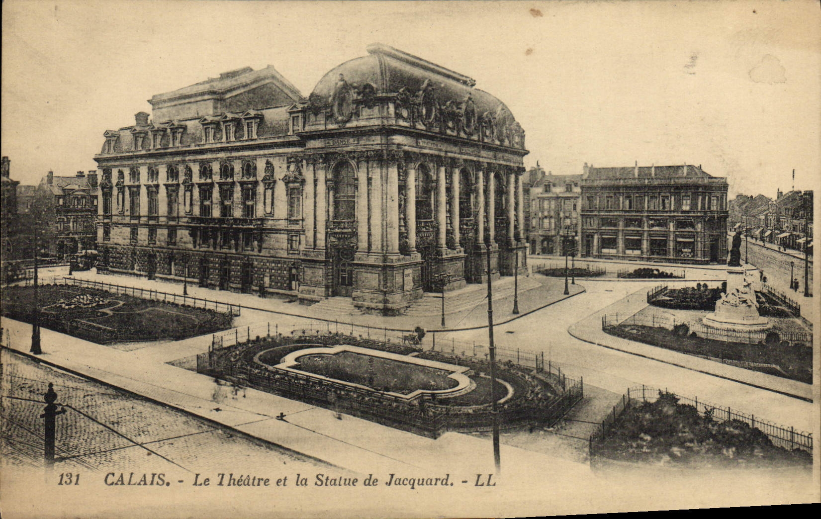 CPA Calais Le Theatre et la statue de Jacquard