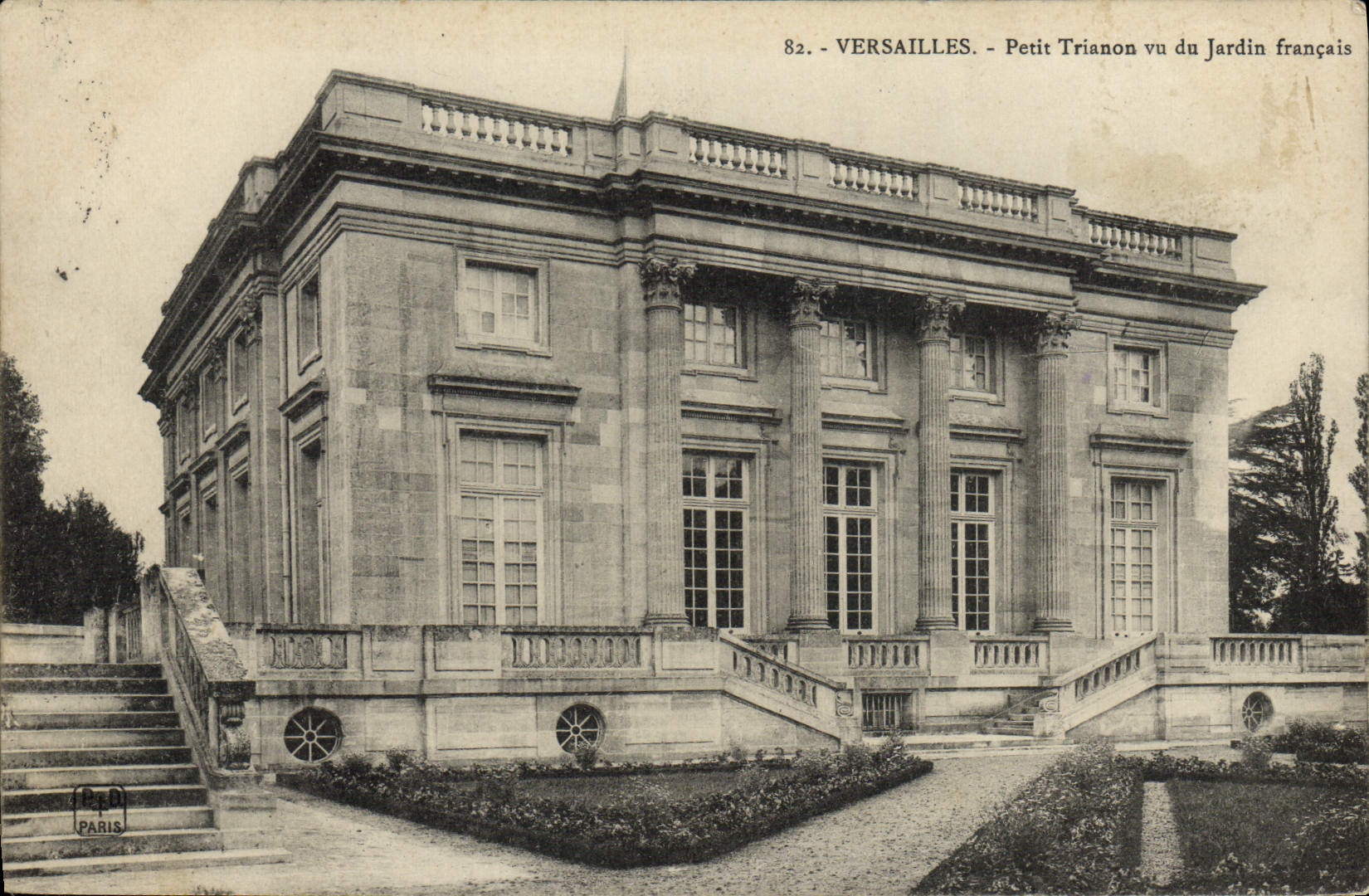 CPA Versailles Petit Trianon Vu du Jardin francais