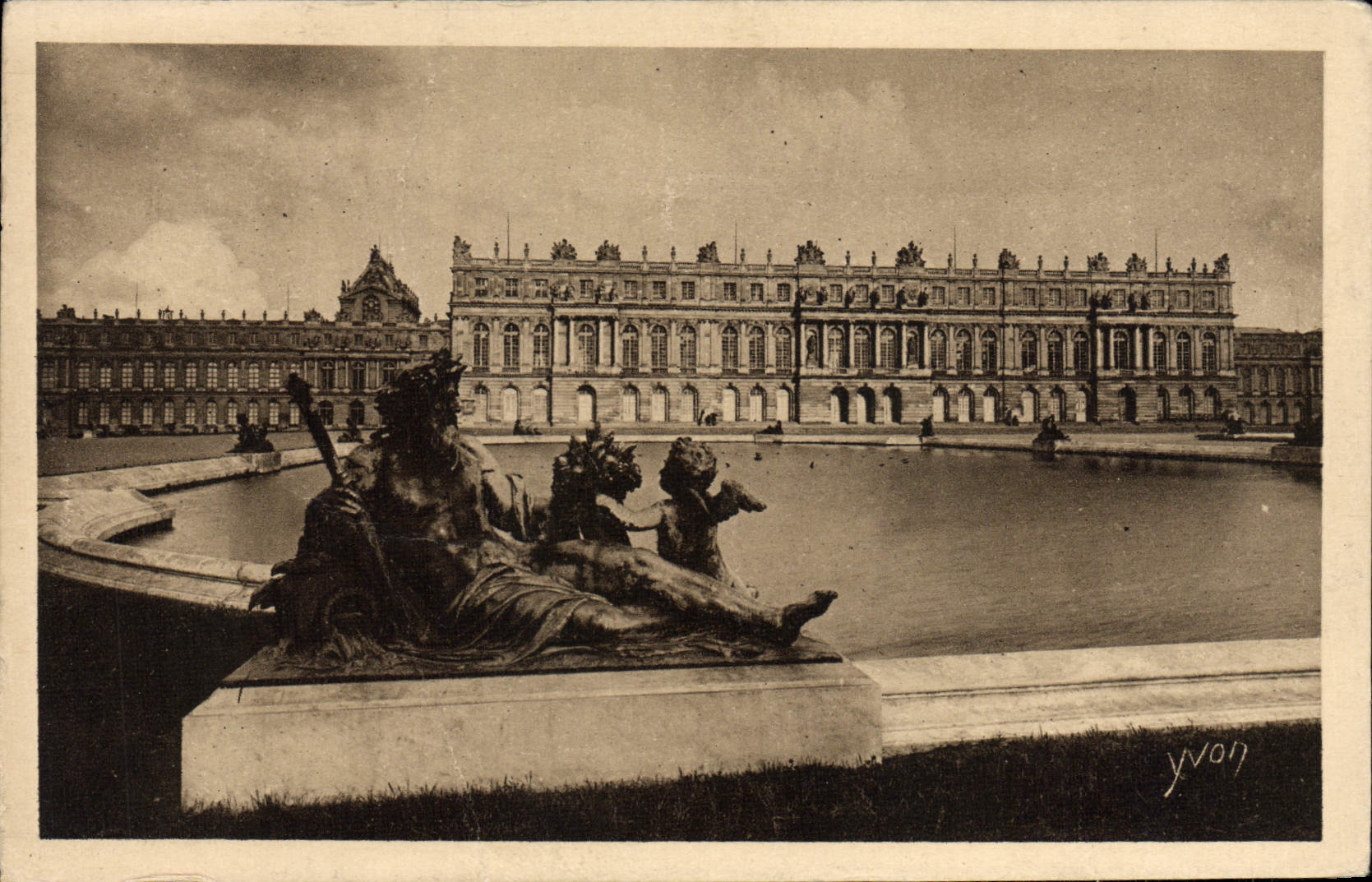 CPA Parc de Versailles Facade du Chateau sur les Parterres d'Eau