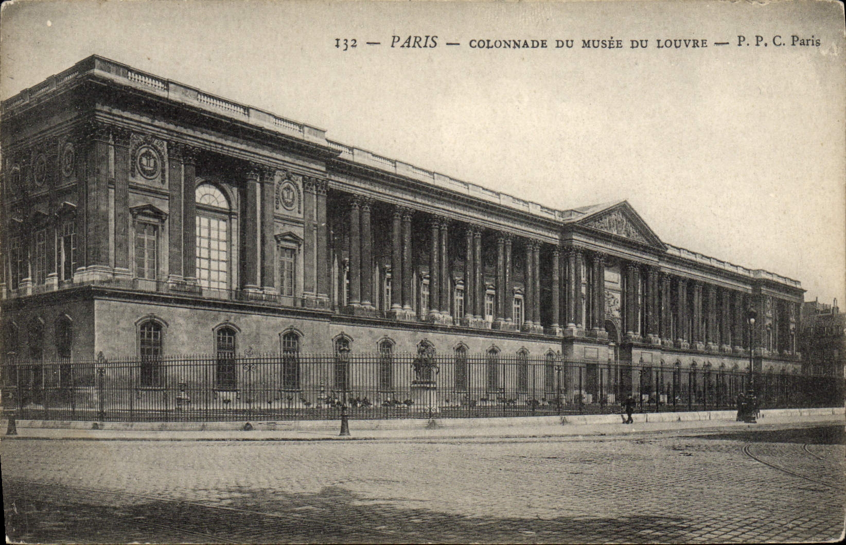 VINTAGE POSTCARD Paris Colonnade Of the Museum Of Louvre