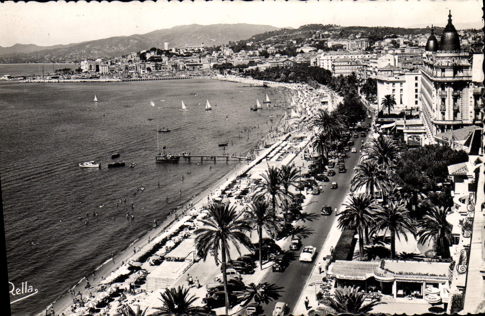 CPM Cannes Vue Generale sur la Plage du Suquet