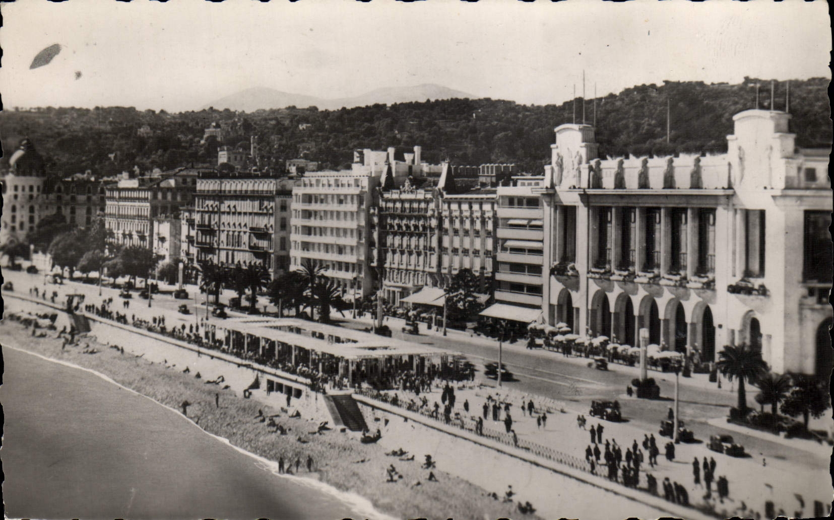 CPM Nice La Promenade des Anglais et le palais de la Mediterranee