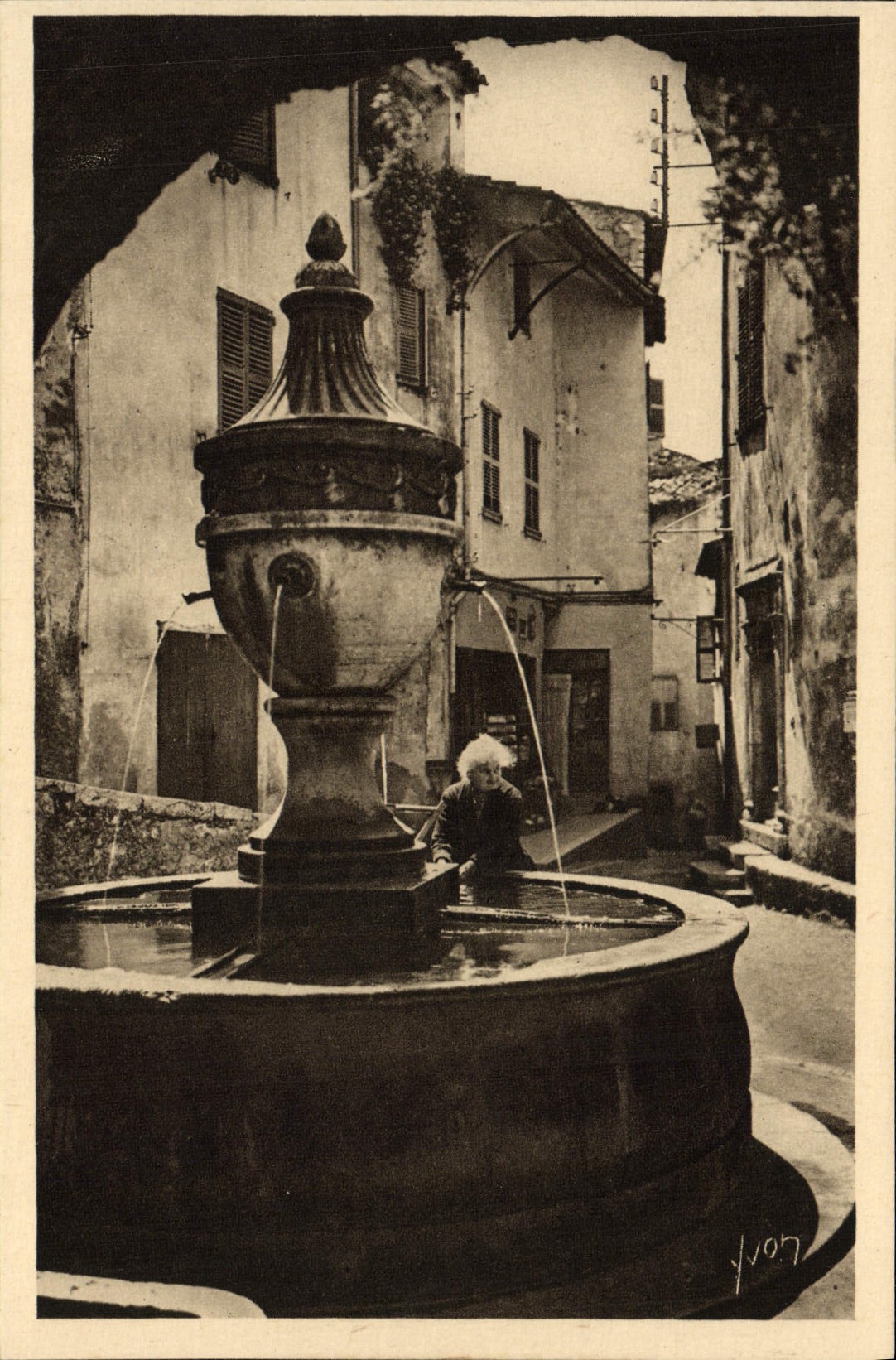 CPA Saint Paul La Vieille Fontaine Femme (animee)