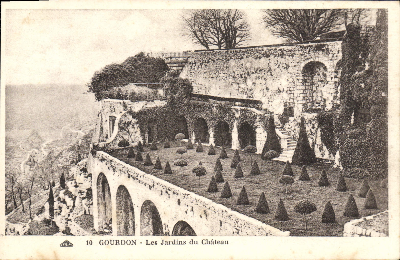 CPA Gourdon Les Jardins du Chateau