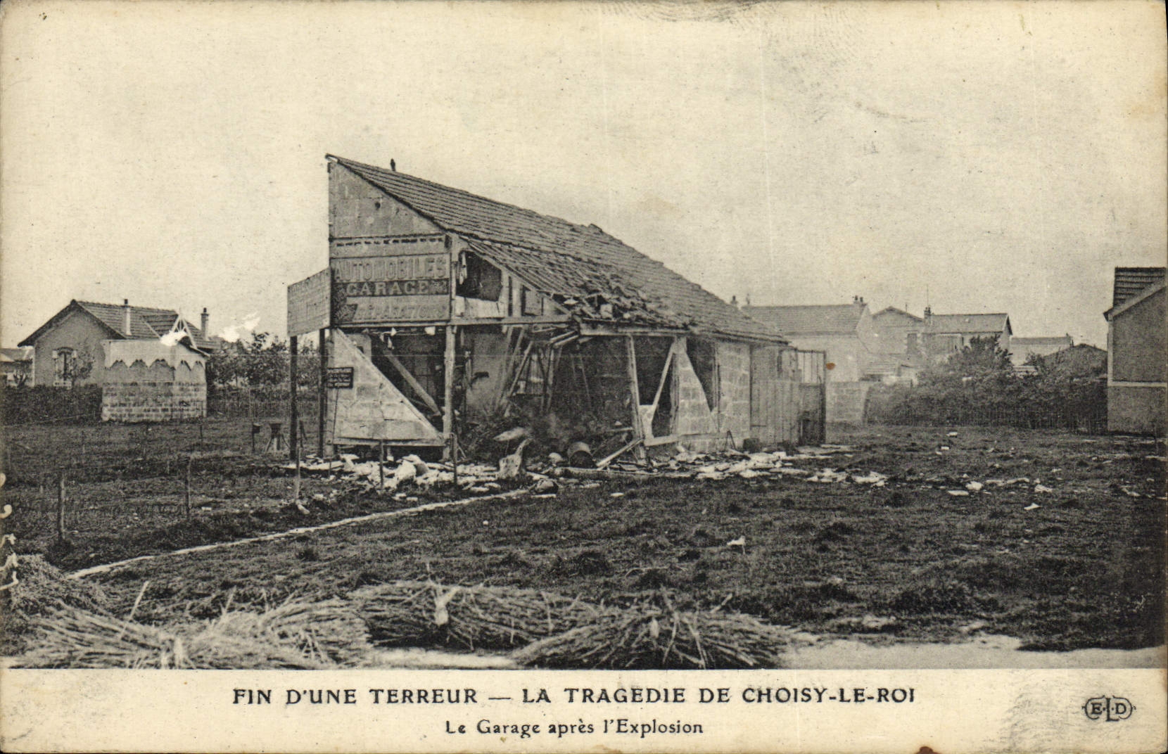 VINTAGE POSTCARD Fine of a terror Tragedy of Choisy the King the garage after the explosion
