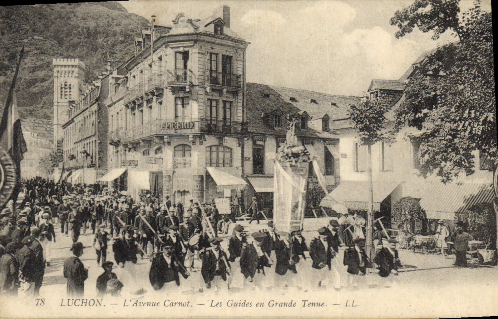 CPA Alpinisme Luchon L'avenue Carnot Les guides en grande tenue