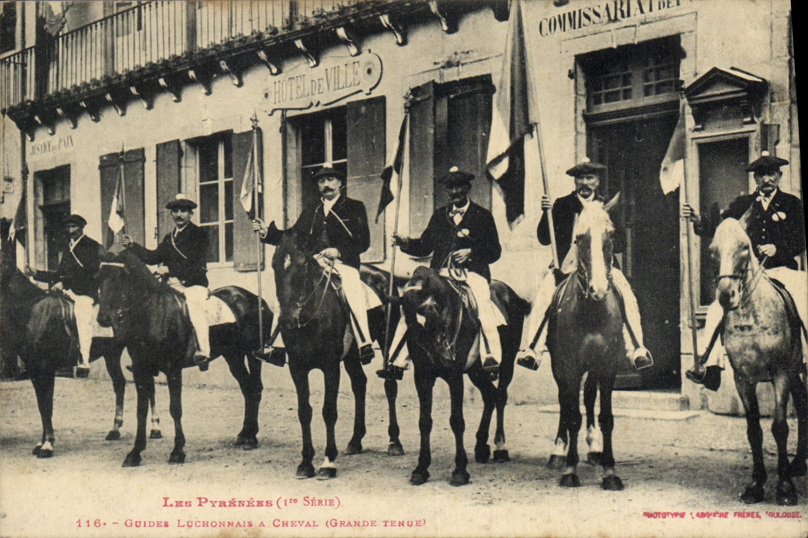CPA Alpinisme Pyrenees Guides luchonais a cheval Grande tenue Folklore
