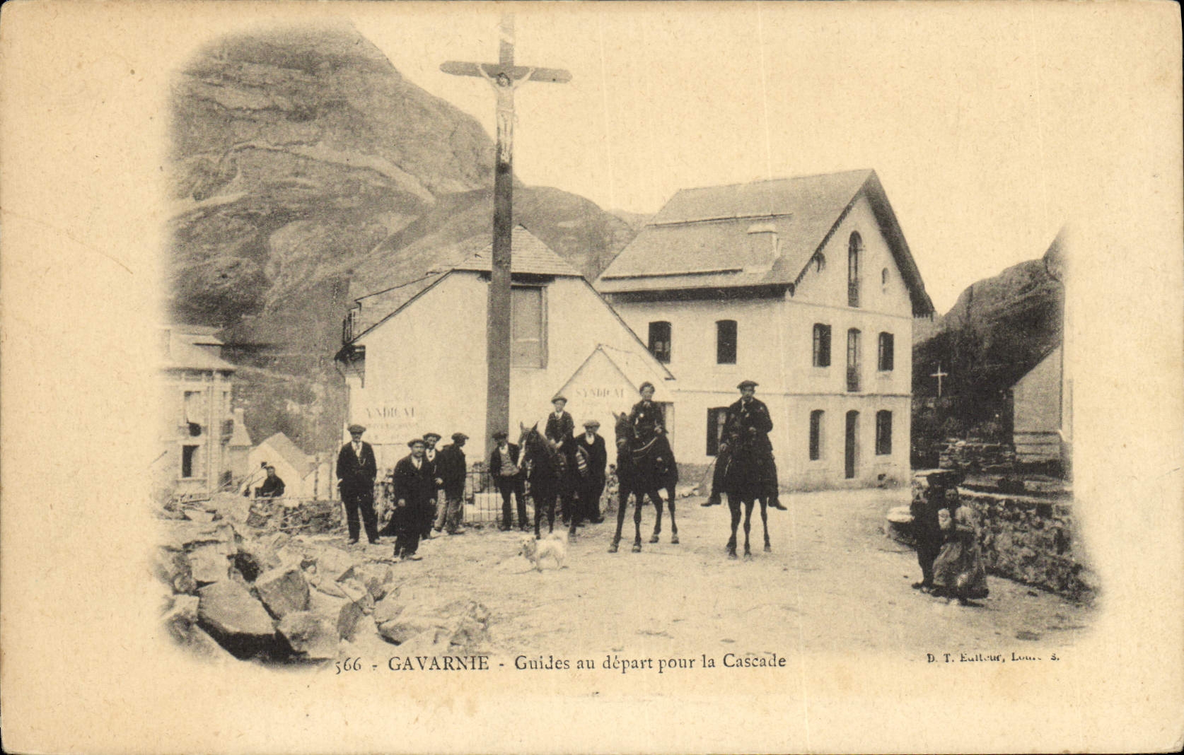 El alpinismo Gavarnie de la POSTAL de la VENDIMIA dirige al principio para el caballo de la cascada