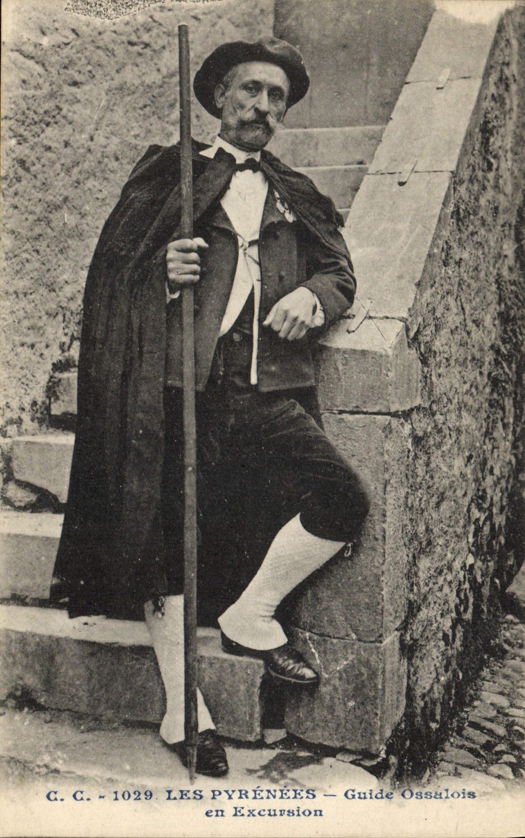 VINTAGE POSTCARD Alpinisme the Pyrenees Guides Ossalois in excursion