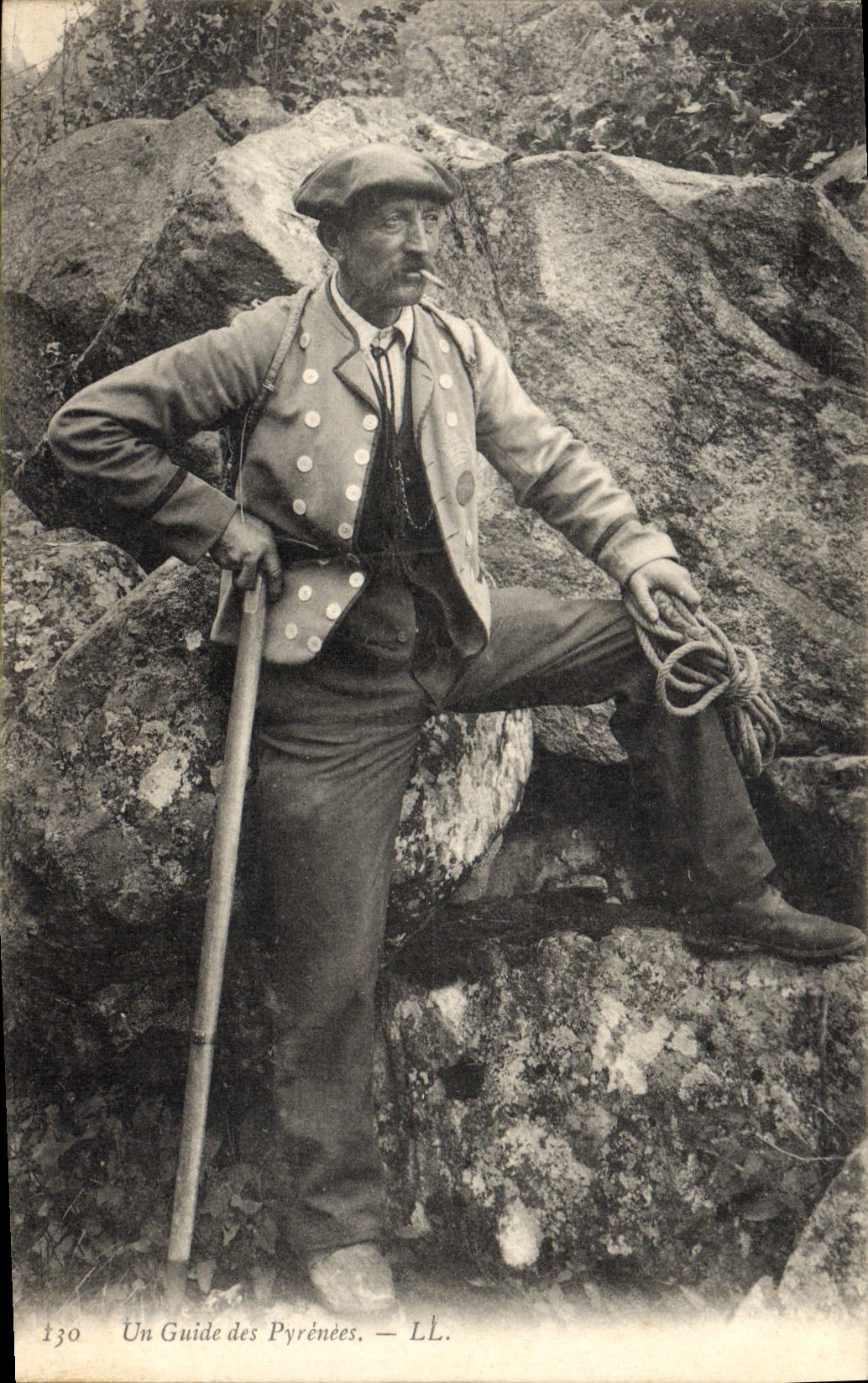 CPA Alpinisme Un guide des Pyrenees Folklore