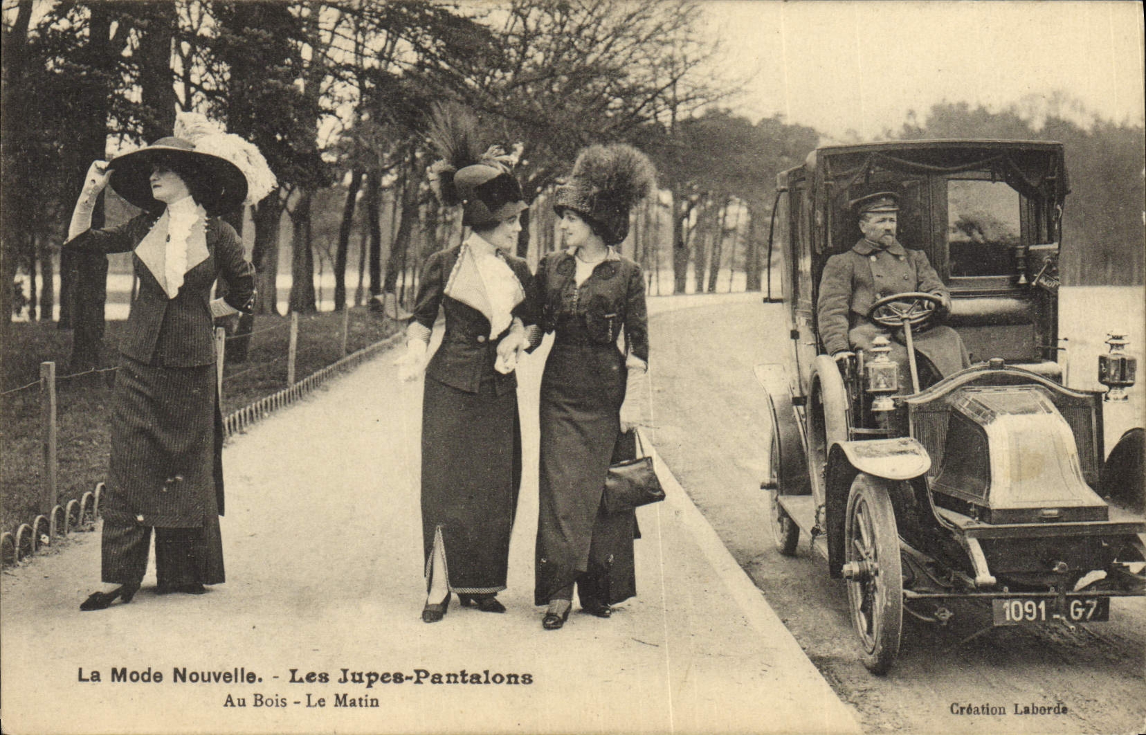 CPA Mode Coiffe Femme Les jupes pantalons Au bois Le matin Automobile