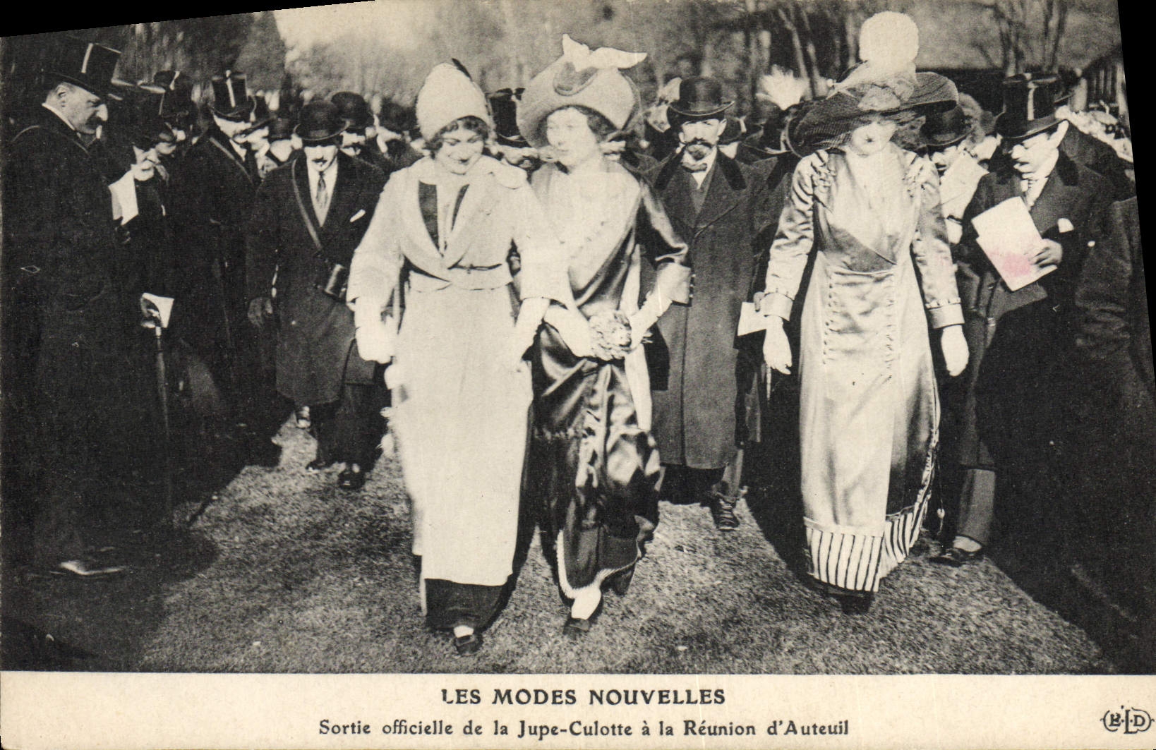 CPA Mode Coiffe Femme Sortie officielle de la jupe culotte a la Reunion d'Auteuil