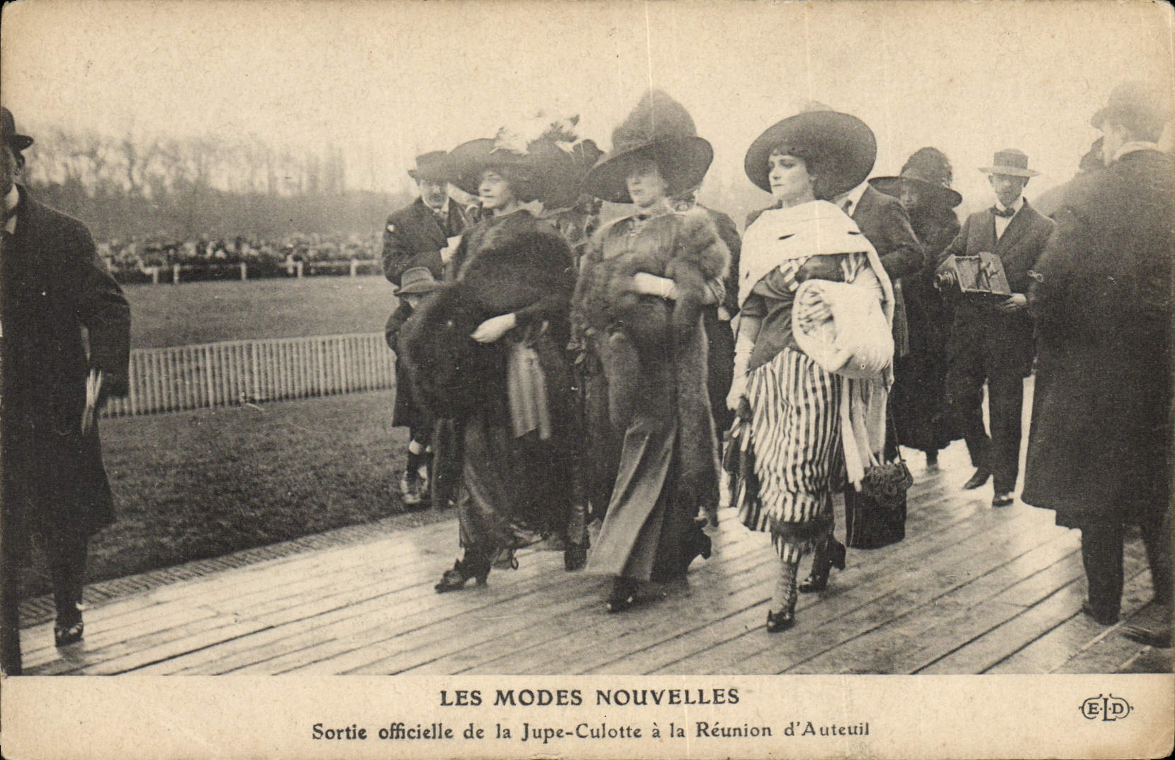 CPA Mode Coiffe Femme Sortie officielle de la jupe culotte a la reunion d'Auteuil