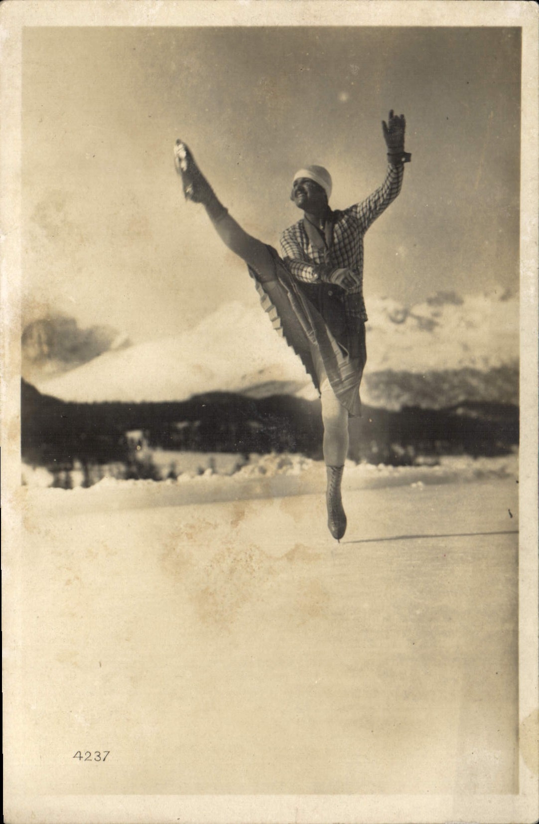 CARTE PHOTO Patinage Patins a glace Femme