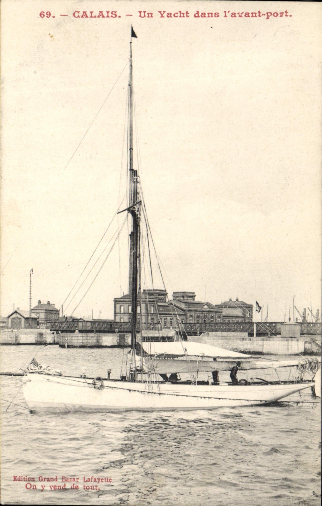 CPA Bateau Voilier Calais Un Yacht dans l'avant port