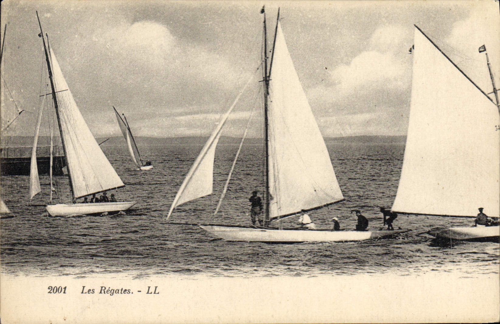 CPA Bateau Voilier Les regates