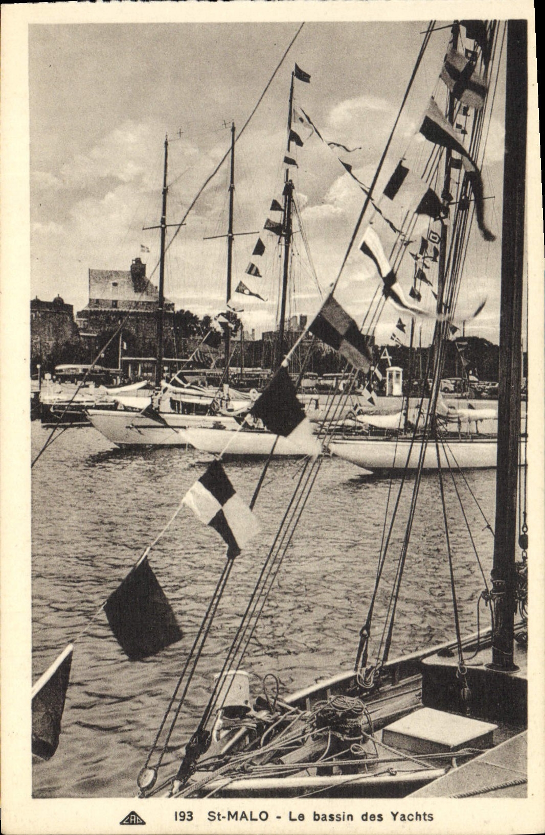 CPA Bateau Voilier St Malo Le bassin des yachts