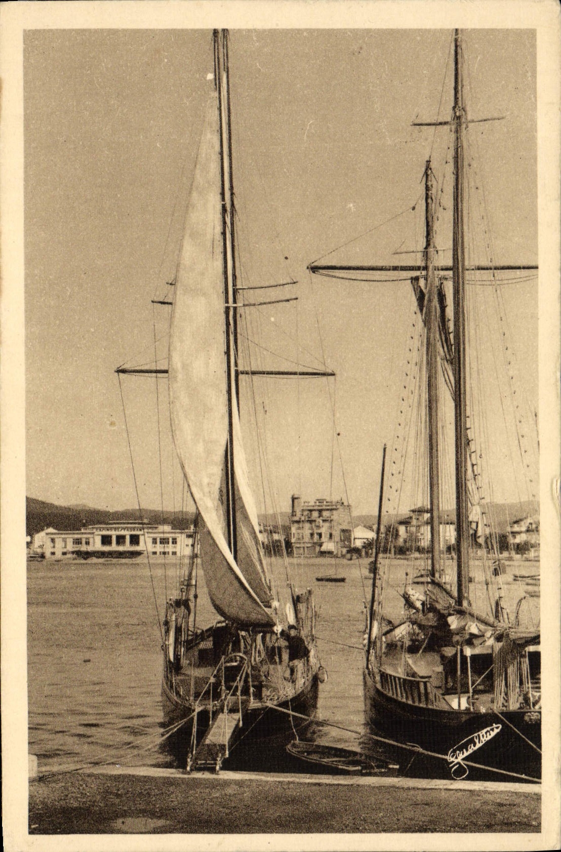Barco de navegación de la POSTAL de la VENDIMIA Sainte Máximo en el mar una esquina de los barcos portuarios
