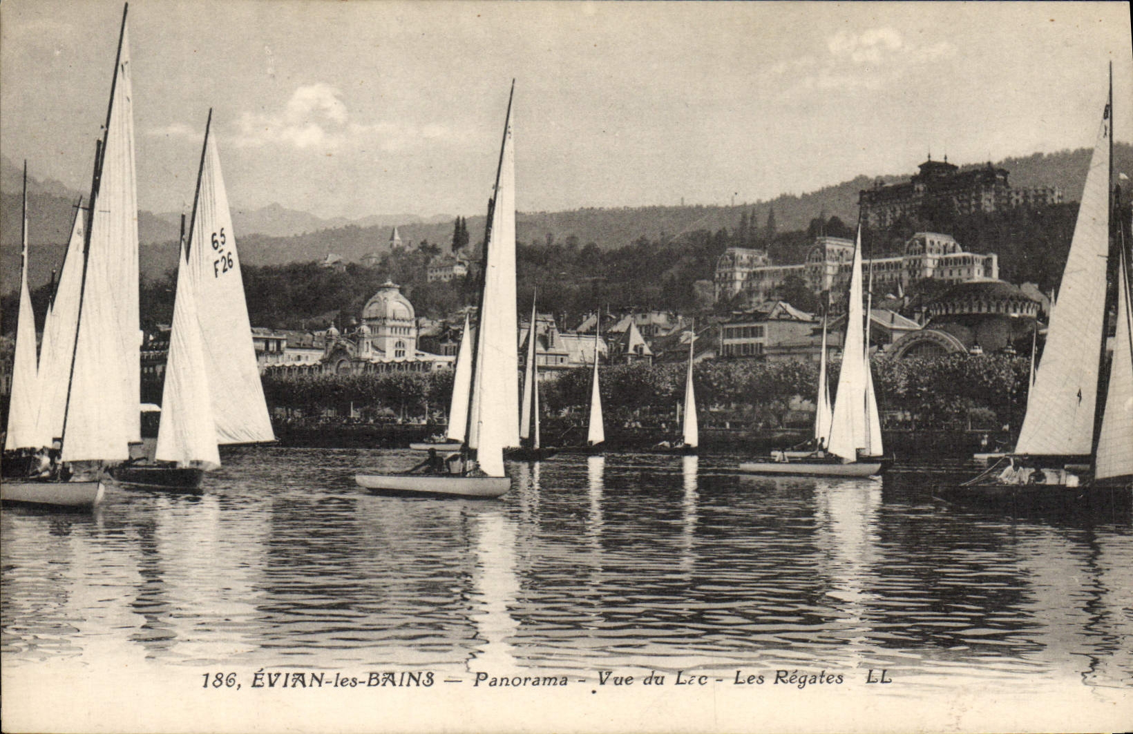 CPA Bateau Voilier Evian les Bains Vue du lac Les regates