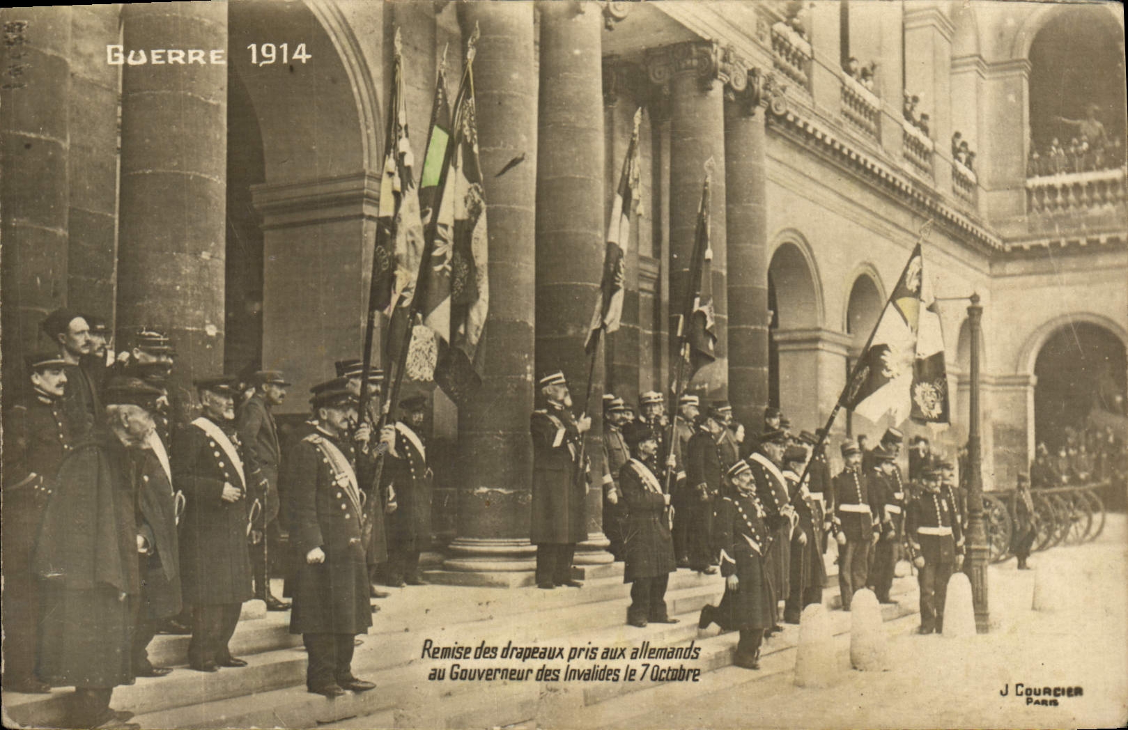 CPA Militaria Remise des drapeaux pris aux Allemands au gouverneur des Invalides le 7 octobre 