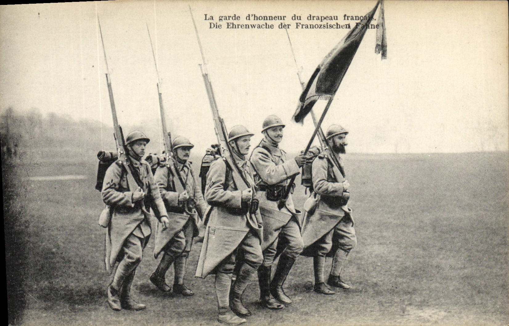 CPA Militaria la garde d'honneur du drapeau francais